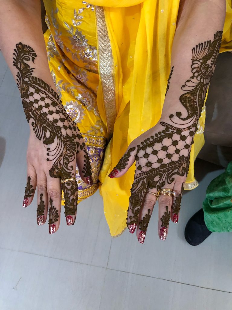 Explore modern and traditional Pawtucket henna art designs for a spectacular temporary tattoo. Sukhy's Threading is the top eyebrow threading salon and traditional henna art tattoo in Rhode Island. With four locations in Seekonk, Pawtucket, Johnston, and Warwick. Eyebrow threading salon in johnston, threading in Pawtucket, Seekonk threading, warwick threading salon. 