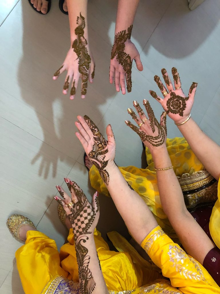 Explore modern and traditional Pawtucket henna art designs for a spectacular temporary tattoo. Sukhy's Threading is the top eyebrow threading salon and traditional henna art tattoo in Rhode Island. With four locations in Seekonk, Pawtucket, Johnston, and Warwick. Eyebrow threading salon in johnston, threading in Pawtucket, Seekonk threading, warwick threading salon. 